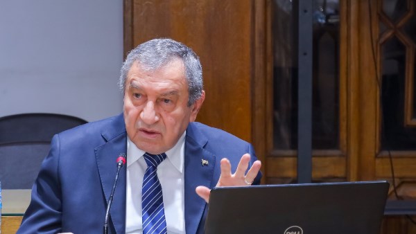الدكتور عصام شرف رئيس مجلس الوزراء الأسبق 