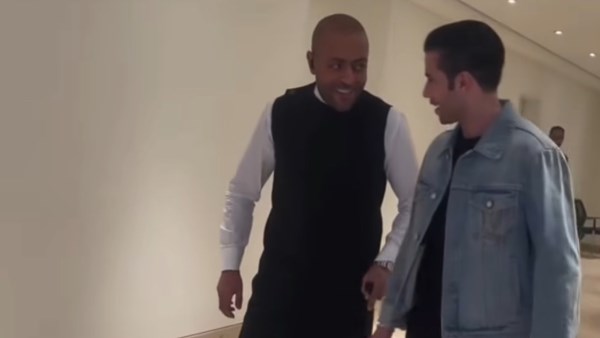 تامر عاشور يستند على عصا في حفلة الكويت .. ماذا حدث؟