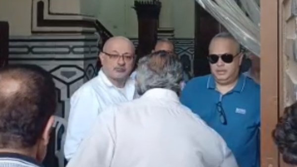 بدء التوافد لأداء صلاة الجنازة على والد تامر عبد المنعم بمسجد عمر مكرم | بث مباشر