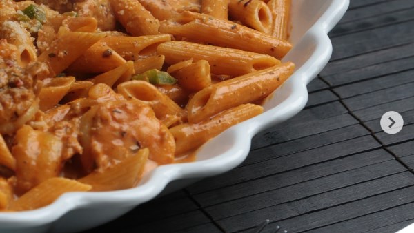 مكرونة الجمبري بالصوص الأحمر