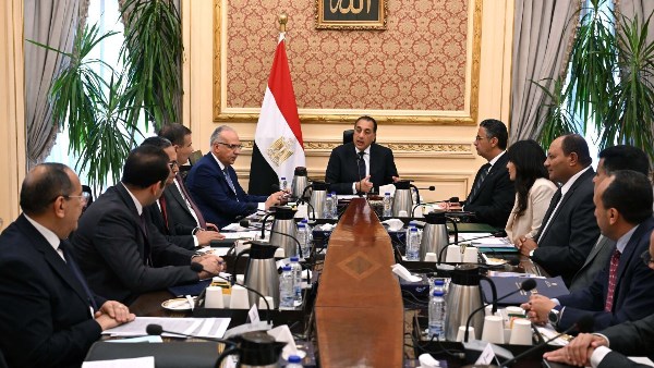 رئيس الوزراء يتابع مع الوزارات المعنية تطوير منظومة الري لزراعة قصب السكر