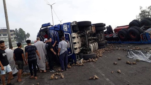 انقلاب سيارة بنجر على طريق جمصة بالدقهلية 