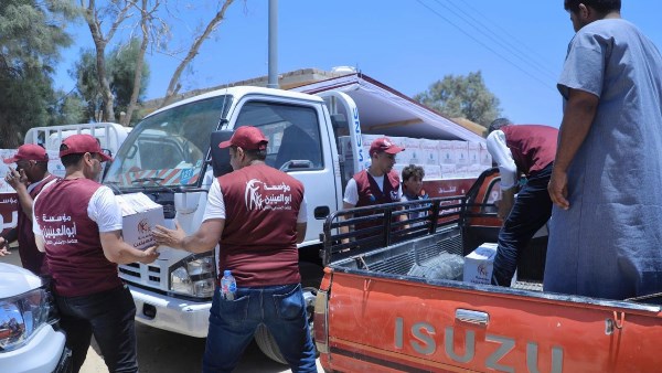 مؤسسة أبو العينين تشارك في توزيع المساعدات الغذائية بقرية الجفيرة بمطروح