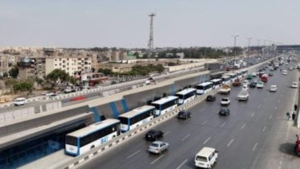 لازم المصريين يحطوا التاتش بتاعهم.. عمرو أديب يعلق على سير الموتوسيكل فى مسار الأتوبيس الترددي