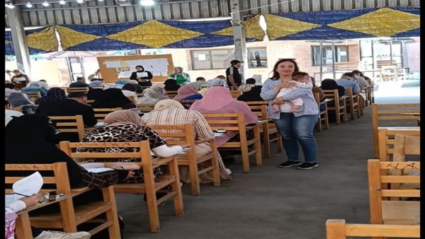 أستاذة جامعية تحمل طفل رضيع لمدة ساعتين حتى تتمكن والدتها من أداء الامتحان