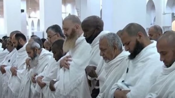 بث مباشر.. الحجاج يؤدون صلاتي الظهر والعصر جمعا وقصرا في مسجد نمرة بمشعر عرفات