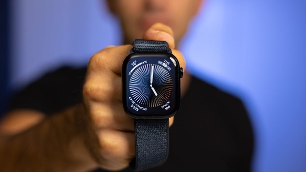 شاحن Spigen الجديد لساعة Apple Watch يُعيد إحياء ذكريات iMac G3 الكلاسيكي 