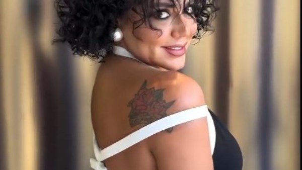 الأسود ملكها والستايل لعبتها… رانيا يوسف بإطلالة جريئة وابنتها نسخة منها  