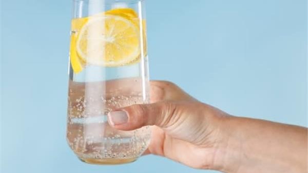 بثلاث مكونات فقط.. مشروب طبيعي مذهل للهضم وتقوية المناعة 