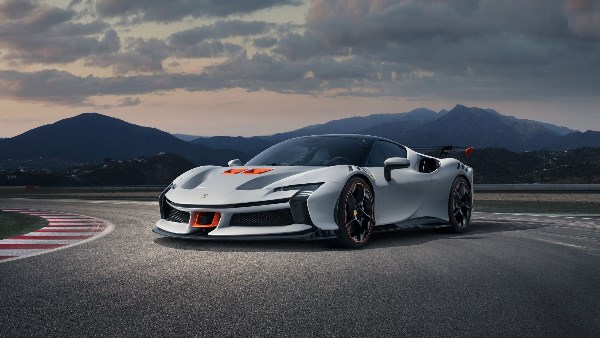 بسعر مذهل.. مواصفات فيراري SF90 SPIDER موديل 2025