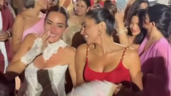بالحمالات.. دينا الشربينى تخطف الانظار فى فرح أمينة خليل