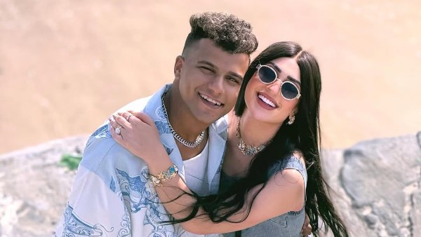 بخصر منحوت.. زوجة عصام صاصا تثير الجدل بخضوعها لعمليات تجميل 