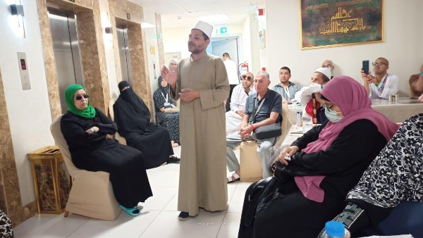 وعاظ وواعظات الأزهر يواصلون الرد على تساؤلات الحجاج بفنادق الإقامة بمكة