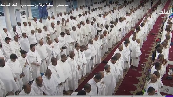 لحجاج يؤدون صلاتي الظهر والعصر جمع تقديم وقصرا بمسجد نمرة