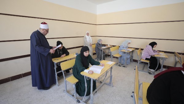 رئيس قطاع المعاهد الأزهرية يتفقّد لجنة امتحانات طلاب فلسطين 
