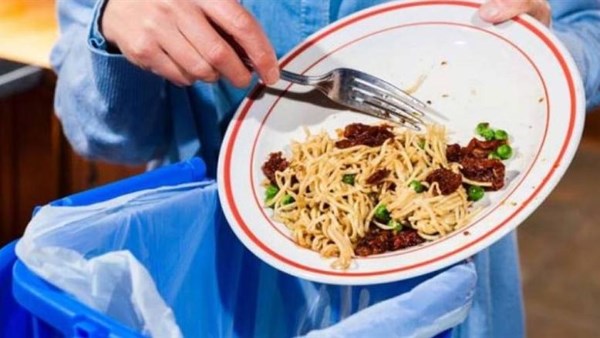 حكم إلقاء بقايا الطعام فى القمامة