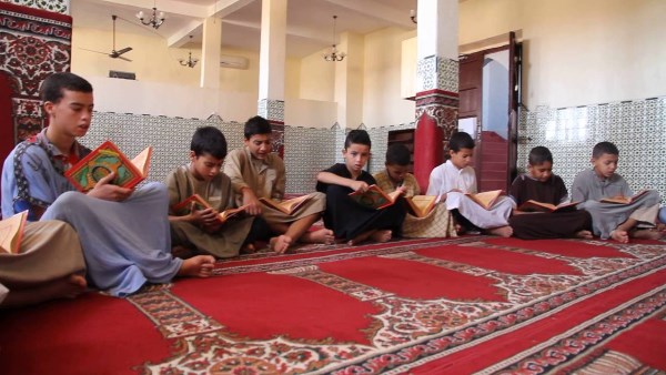 هل قراءة القرآن بصورة جماعية بدعة؟.. الإفتاء تجيب