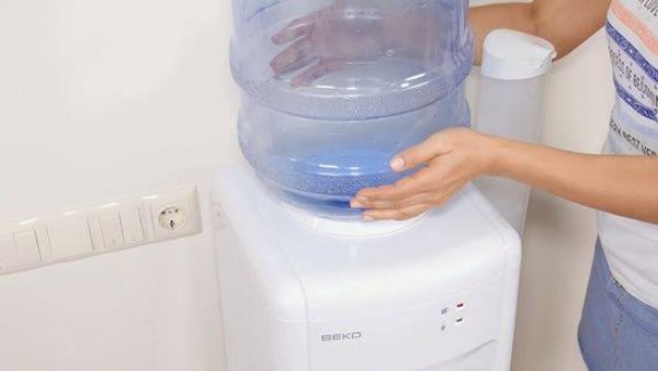 احذر إهمال نظافته.. مبرد المياه يتحول إلى مصدر للبكتيريا في الصيف