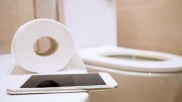 قنبلة بكتيرية تهدّد صحتك.. احترس من استخدام هاتفك المحمول في الحمام