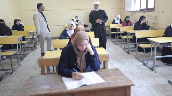 آخر يوم قبل إجازة العيد.. طلاب الثانوية الأزهرية يؤدون امتحان الفقه للقسم العلمي