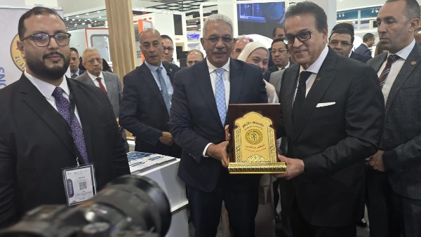 وزير التعليم العالي يثمن جهود "الجيش الأبيض" في جامعة الأزهر