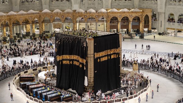 استبدال كسوة الكعبة