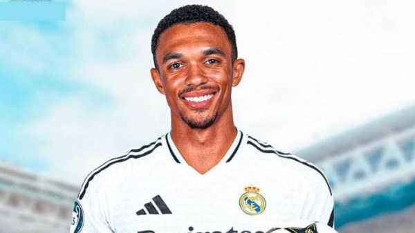 أول ظهور بقميص الملكي.. أرنولد:  ريال مدريد حلم تحقق وأسعى لكتابة التاريخ
