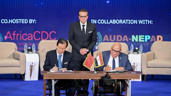 اللواء أ.ح مهندس مختار عبد اللطيف رئيس الهيئة العربية للتصنيع