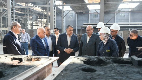وزير الإنتاج الحربي يتابع سير العملية الإنتاجية بشركة حلوان للمسبوكات "مصنع 9 الحربي"