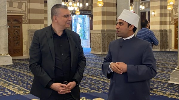 عمرو الليثي والشيخ أحمد عبد الهادي إمام مسجد السيدة زينب