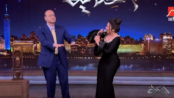 عمرو أديب يغني ويرقص