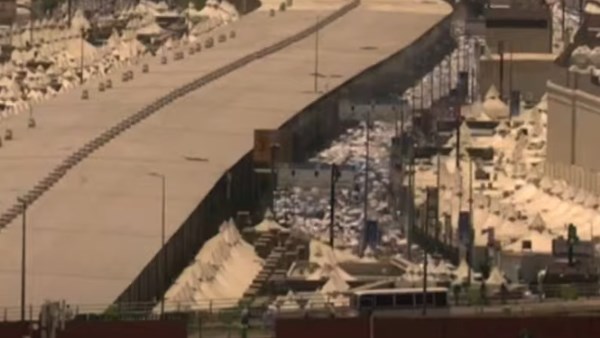 الحجاج يرمون جمرة العقبة الكبرى في مشعر منى.. فيديو