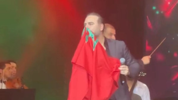 وائل جسار يثير الجدل بتقبيل العلم المغربي فى مهرجان موازين