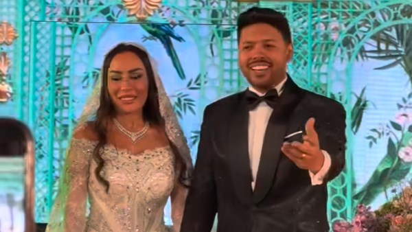 المطرب محمد شاهين يغني لزوجته المنتجة رشا الظنحاني في حفل زفافهما
