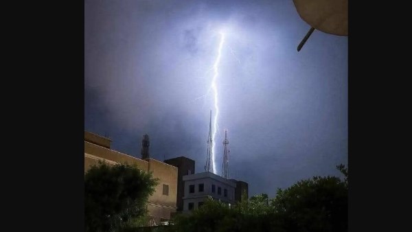 ضوء أزرق في سماء الإسكندرية قبل العاصفة.. ما علاقته بمشروع هارب؟