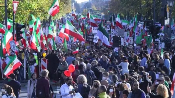 مظاهرات في طهران تطالب الجيش الإيراني بالرد على إسرائيل