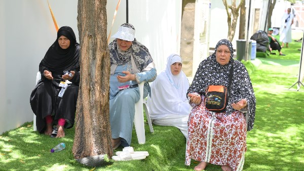الركن الأعظم | حجاج الجمعيات الأهلية يتهيأون للتوجه إلى مزدلفة مع غروب الشمس