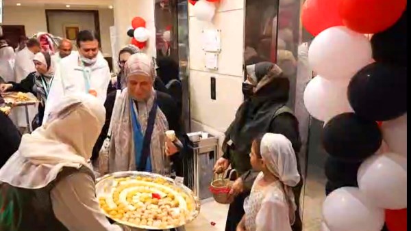 مع اقتراب موعد تصعيدهم إلى عرفات.. بدء مراسم استقبال حجاج الخمس نجوم