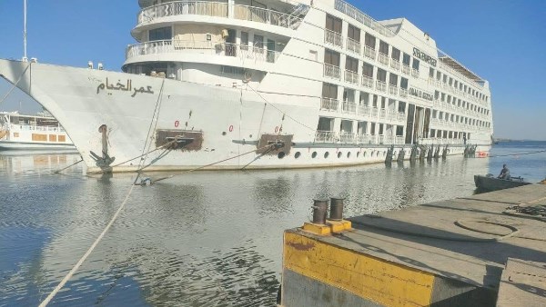 المقاولون العرب تنجح في رفع أكبر الفنادق العائمة ببحيرة ناصر باستخدام الوسائد الهوائية‎