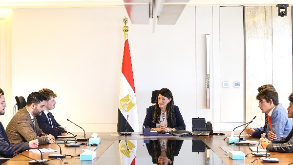 وزيرة التخطيط تلتقي بمجموعة من طلاب كبرى الجامعات بالمملكة المتحدة