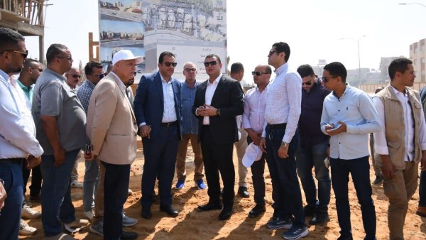 وزير الاسكان يتفقد مشروع ديارنا والطرق والمحاور بمدينة العاشر