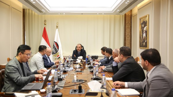 وزير قطاع الأعمال العام خلال لقاء الوفد الكوري