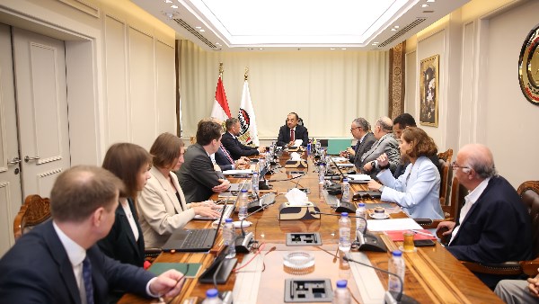 وزير قطاع الأعمال العام يبحث مع تحالف بقيادة 