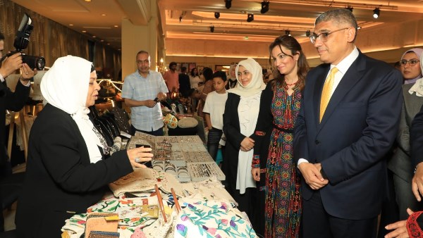 المهندس عادل النجار محافظ الجيزة مع محرر صدى البلد