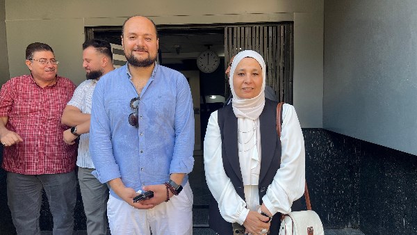 نائب مدير فرع الجيزة للهيئة العامة للتأمين الصحي مع محرر صدى البلد