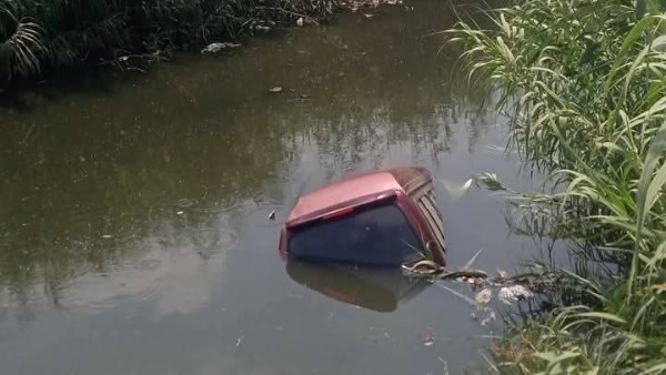 إصابة طفل بعد سقوط سيارة في ترعة بالمنوفية