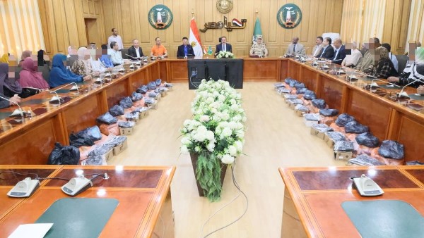 محافظ المنوفية يوزع مساعدات مالية ومواد غذائية ولحوم وملابس لــ 40 حالة إنسانية