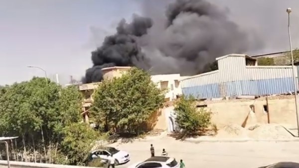 جهود مكثفة للسيطرة على حريق مصنع في السادات.. صور