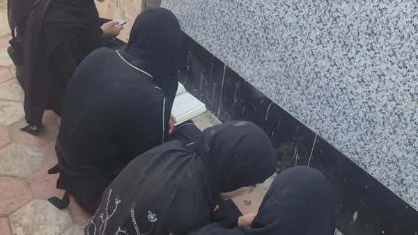 فتيات كفر السنابسة ينظمون حلقة لقراءة القرآن أمام مقابر ضحايا الطريق الإقليمي