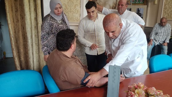 فحوصات طبية لاهل سائق ميكروباص الإقليمي 
